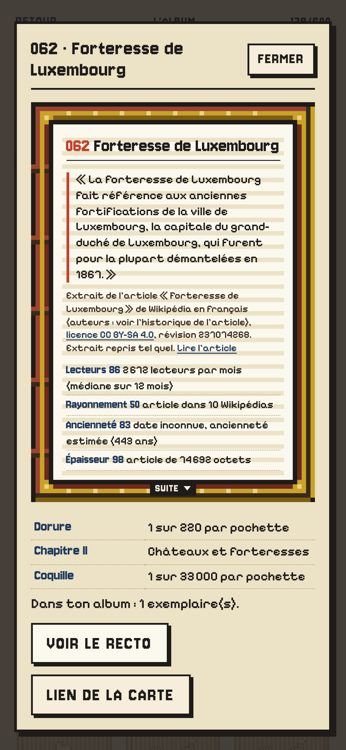 The back of card 062, Forteresse de Luxembourg, a Dorure with a gilt leather frame, in French: the first sentence of the French Wikipedia article in quotation marks, then the credit line with the article title, the authors note, the CC BY-SA 4.0 licence, the revision number, « Extrait repris tel quel » and a « Lire l'article » link. Below, the raw statistics, 2,672 readers a month, 10 Wikipedias, an estimated age of 443 years, 74,692 bytes, then « Dorure, 1 sur 220 par pochette », « Chapitre II, Châteaux et forteresses » and « Coquille, 1 sur 33 000 par pochette ».