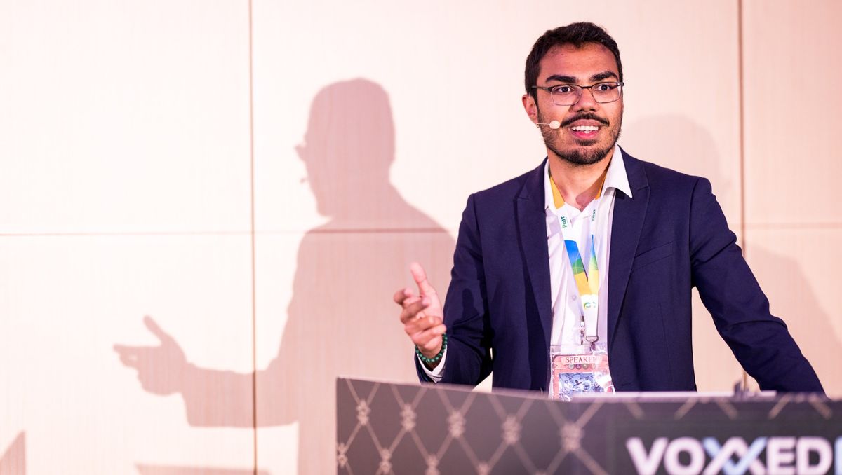 Sitraka Forler, souriant, désigne un point hors champ pendant son intervention à Voxxed Days Luxembourg 2025