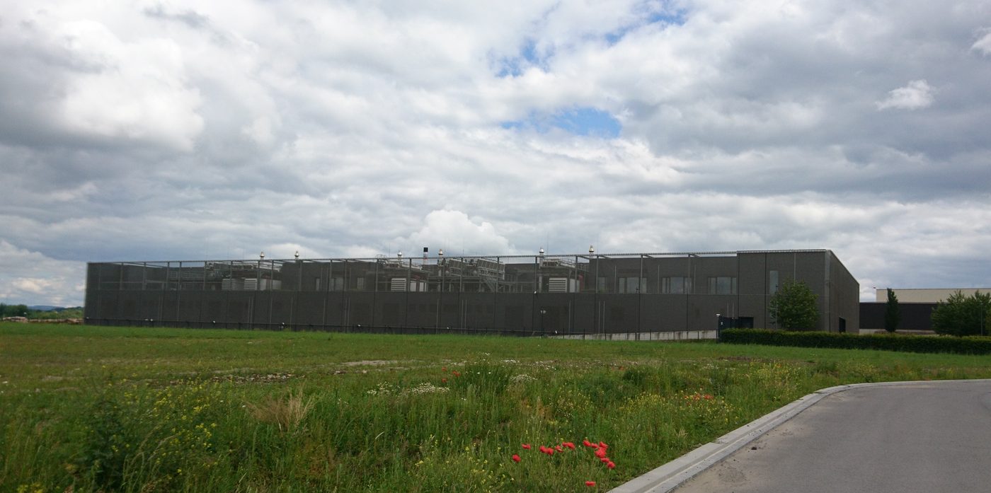 Le centre de données LuxConnect à Bissen, au Luxembourg, un long bâtiment bas dans un champ
