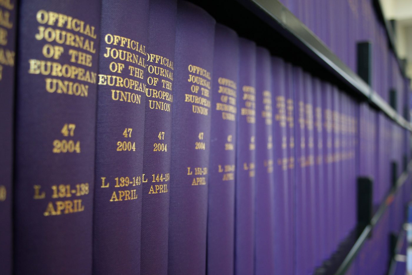 Des volumes reliés du Journal officiel de l'Union européenne sur une étagère de bibliothèque