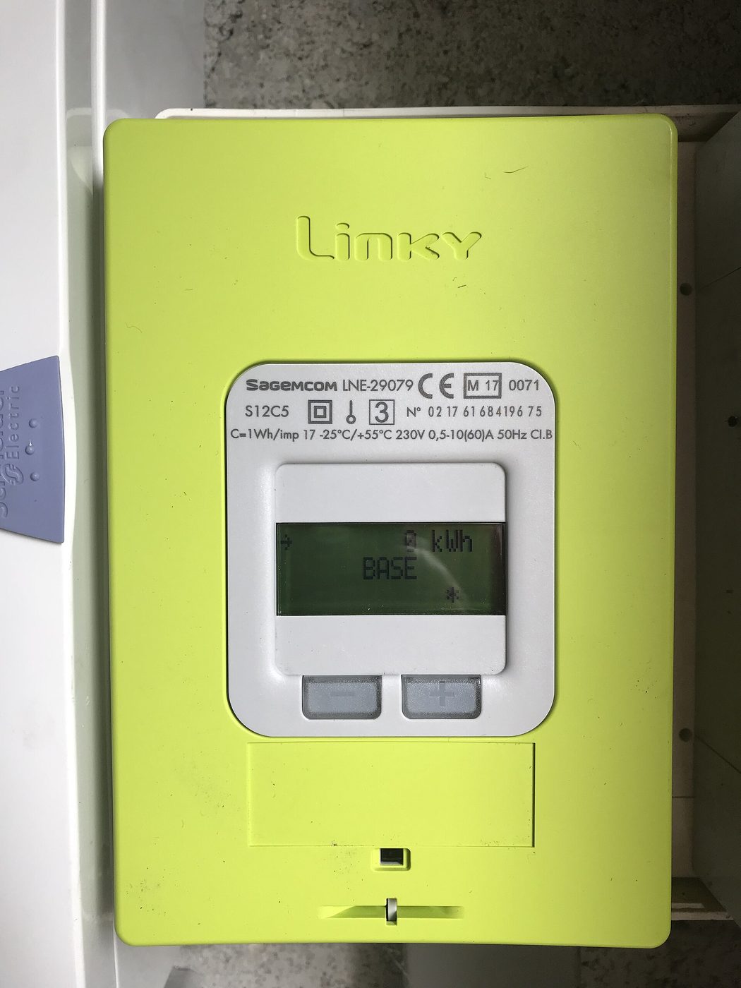 Un compteur électrique intelligent Linky tout juste installé dans un logement en France